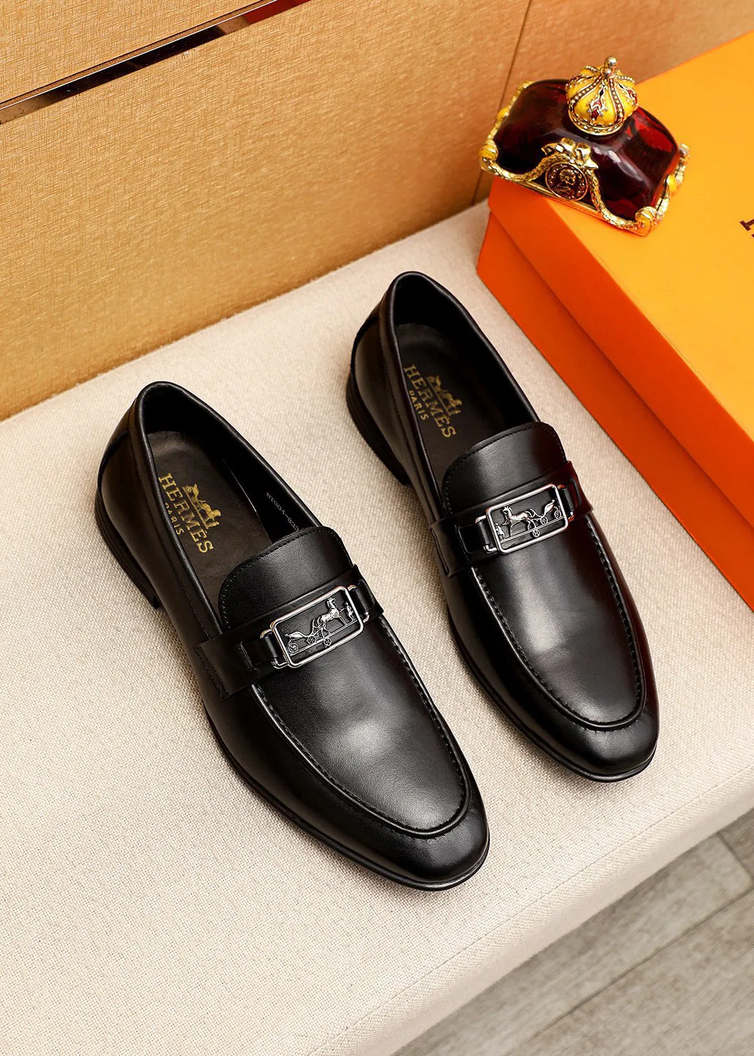Men's shoes 💰460 💐 Product trademark: HERMES "Hermès" fashion leather shoes Regular size: 39-44 (38.45.46🉑️Customized) Product materials: Selected imported first-layer cowhide upper + classic hardware buckle, imported water-dyed cowhide lining. Strong three-dimensional visual effect, rubber outsole Color: 1⃣️color optional
